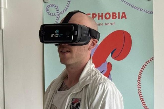 Mann schaut 360 Grad Video mit einer intovr Brille