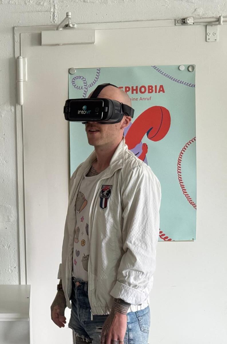 jan_into-vr Mann schaut 360 Grad Video mit einer intovr Brille